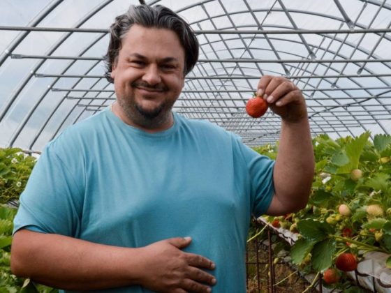 Devid Capraro è il nostro uomo delle fragole. A Dronero (CN) coltiva per noi le fragole joly, Dely e Clery. in questo video racconta la sua visione di Grom.