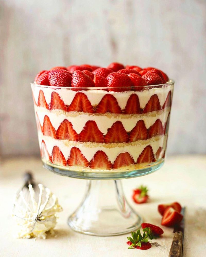 Big fat tipsy trifle with strawberries di Lorraine Pascale