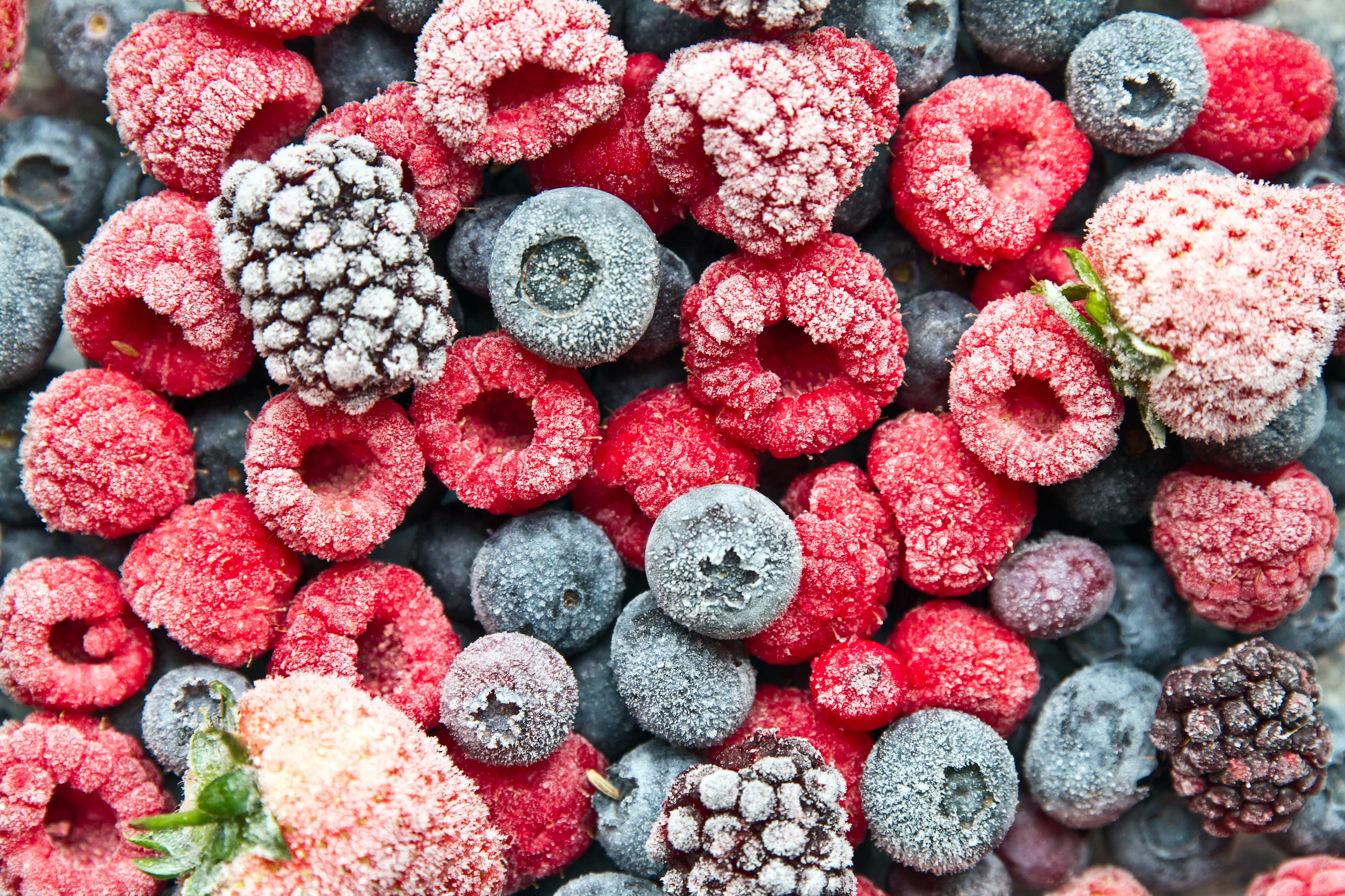 Замороженные фрукты какие. Замороженные ягоды. Замороженные овощи и фрукты. Красивые ягоды. Ягоды в заморозке.