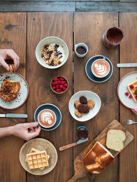 5 idee per una colazione a base di cioccolato!foto della tavola imbandita con tutti i piatti della colazione