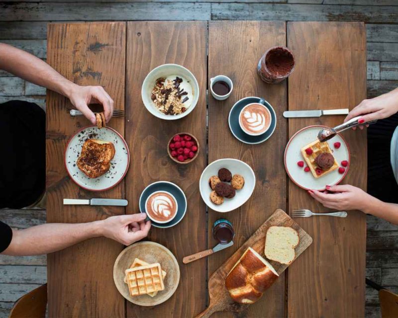 5 idee per una colazione a base di cioccolato!foto della tavola imbandita con tutti i piatti della colazione