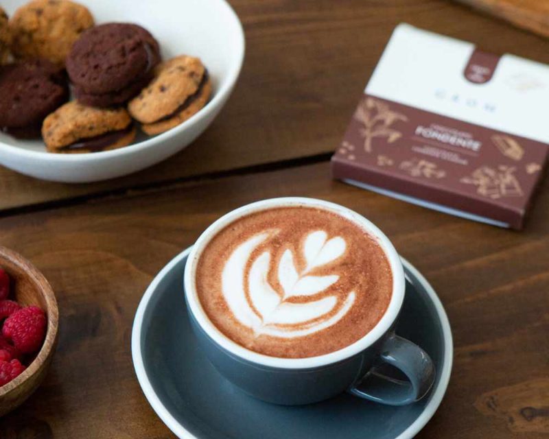 immagine di una tazza di cappuccino realizzato con il cioccolato fondente