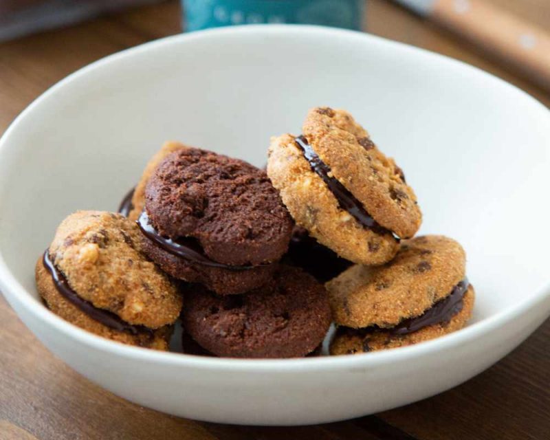 biscotti ripieni di crema spalmabile alle fave di cacao.