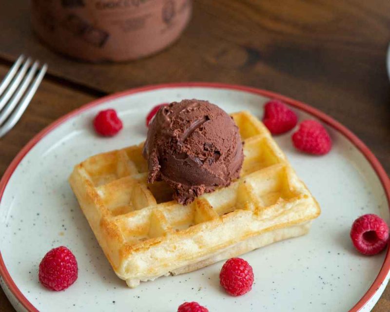 Cialda con pallina di gelato al gianduia e lamponi freschi