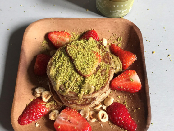 Colazione con pancake e crema spalmabile al pistacchio