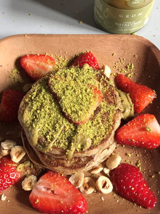 Colazione con pancake e crema spalmabile al pistacchio